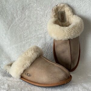 UGG Scuffette II Size 6 slippers fur warm and cozy